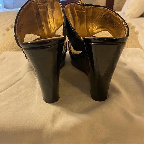 Marc Fisher Black Glitter Women’s Wedge Sandal with Gold Front Zipper, Size 8M - Picture 5 of 7